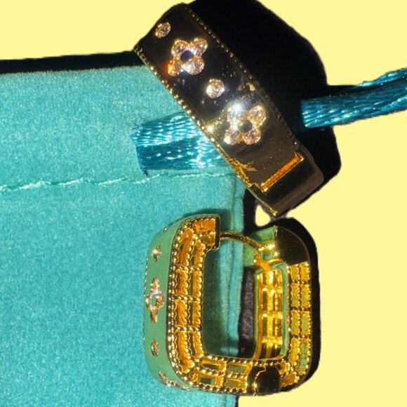 Stunning 24 Carat Gold Filled-Flip-Back Earrings Quatrefoil Design NWOT - Picture 8 of 9